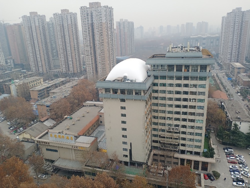 樓頂氣膜體育館是一種新型的體育場館建筑，在未來的發展中有著廣闊的前景